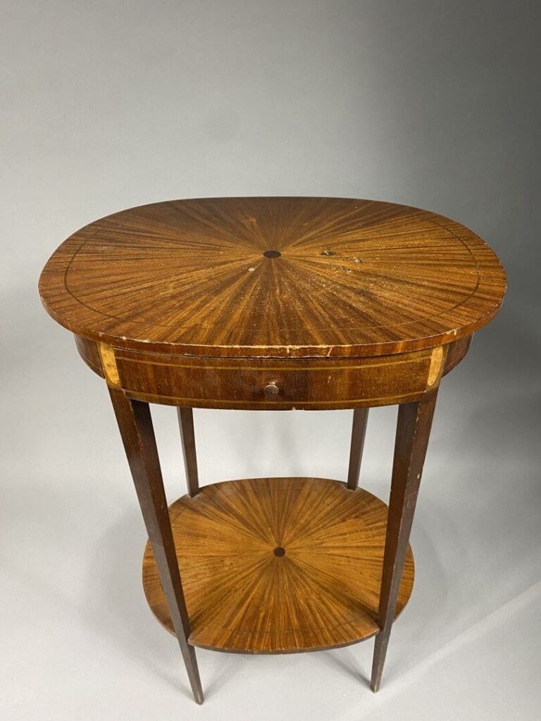 Table guéridon ovale en bois de placage le plateau marqueté à motif de rayons e…