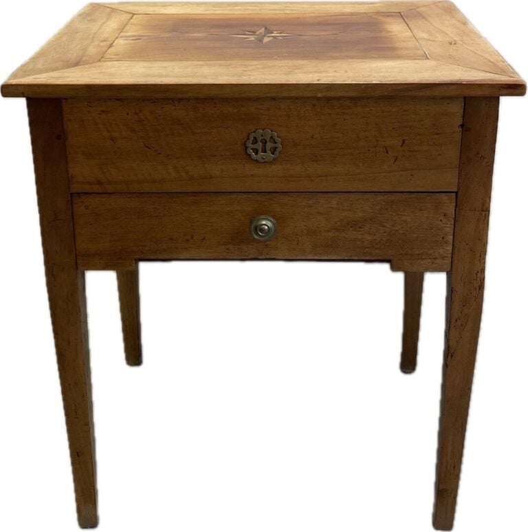 Table travailleuse en bois naturel reposant sur des pieds gainés, le plateau ma…