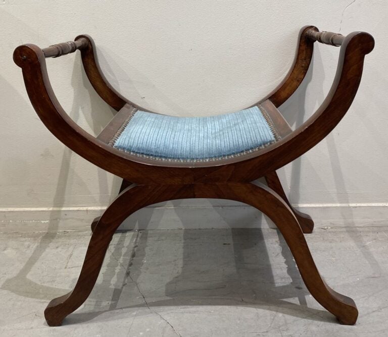Tabouret curule en bois naturel posant sur un piétement en X - 54 x 58 x 36 cm