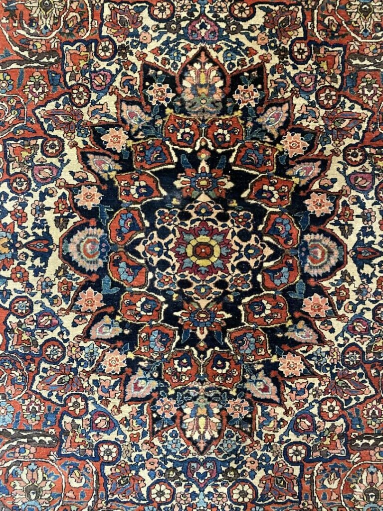 Tapis orné d'un médaillon central à motifs géométriques stylisés et de feuillag…