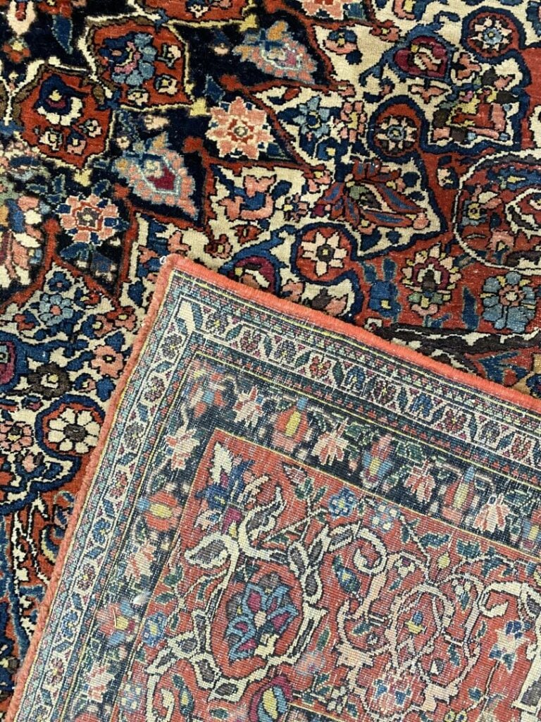 Tapis orné d'un médaillon central à motifs géométriques stylisés et de feuillag…