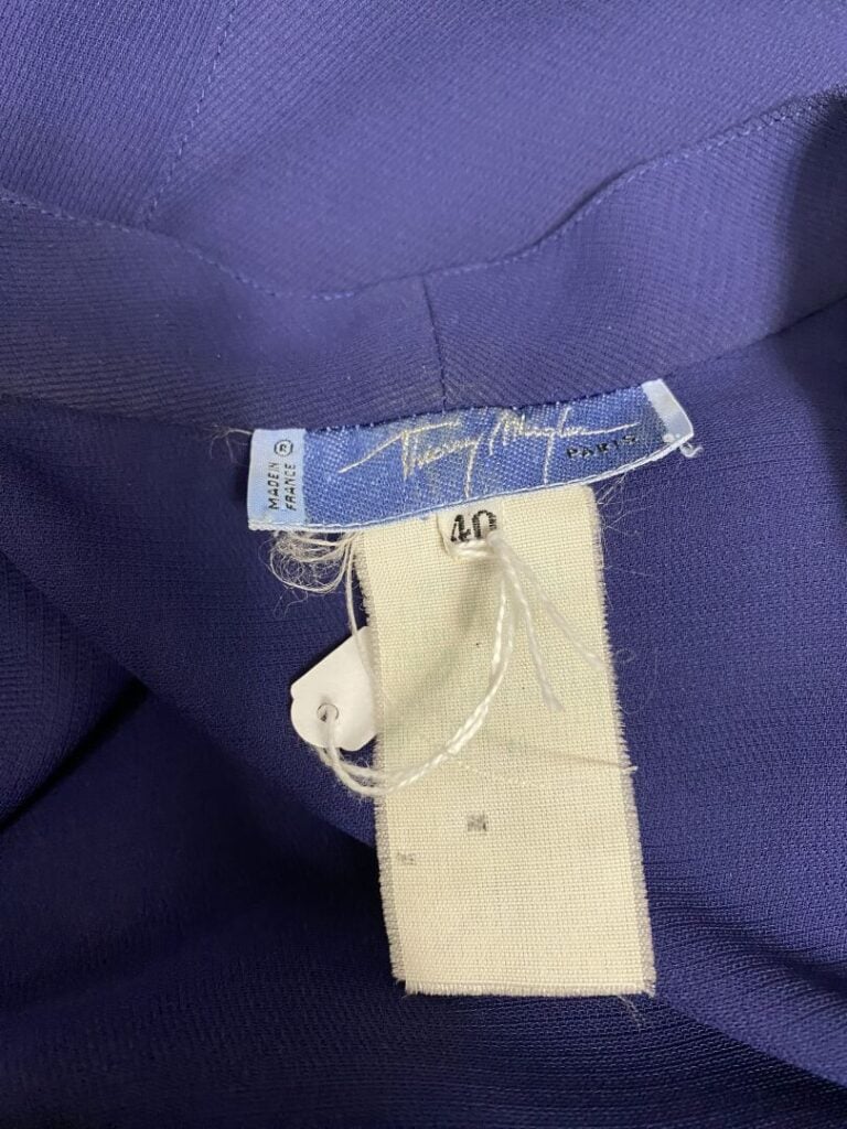Thierry MUGLER - Combinaison épaulée à manches courtes dans les tons bleu marin…