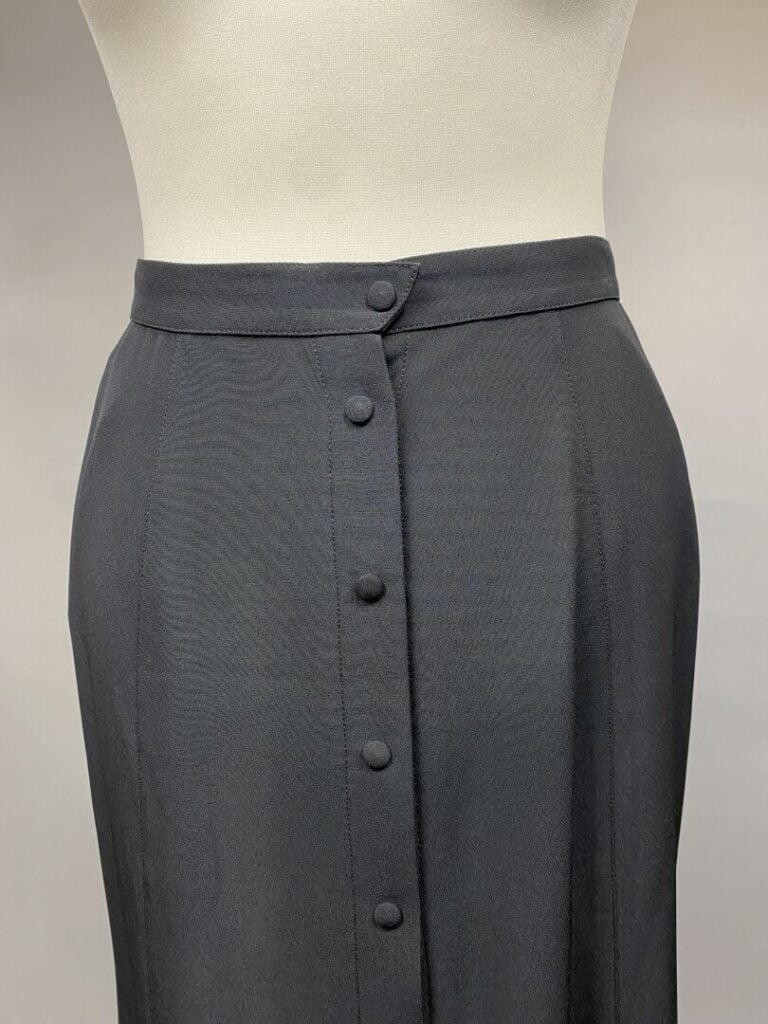 Thierry MUGLER - Jupe longue dans les tons noir, simple boutonnage, deux poches…
