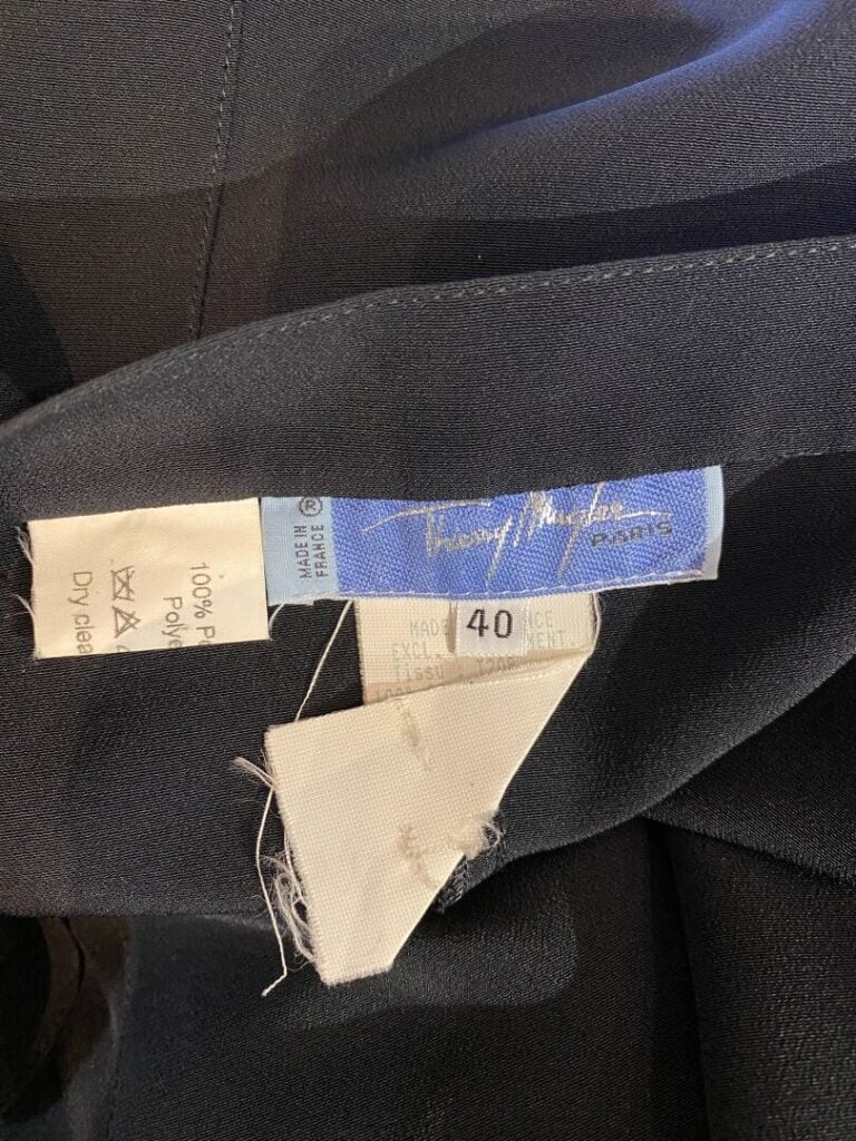 Thierry MUGLER - Jupe longue dans les tons noir, simple boutonnage, deux poches…