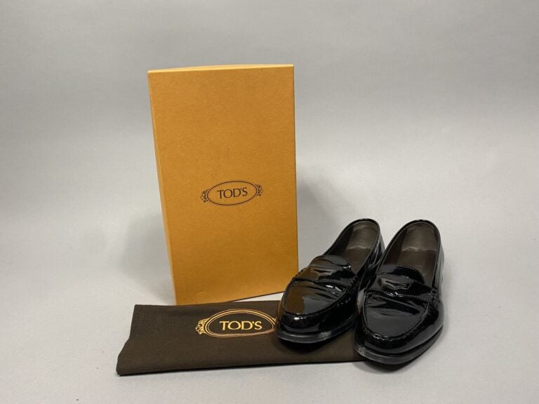 TOD'S - Paire de mocassins en cuir verni noir - Pointure : 38 - avec boite et d…