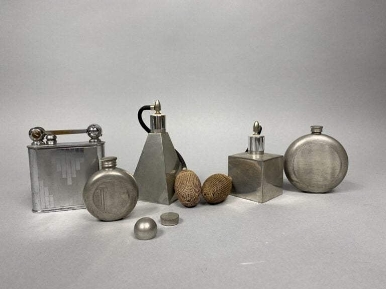 TRIO - Garniture de toilette en métal argenté comprenant deux vaporisateurs et…