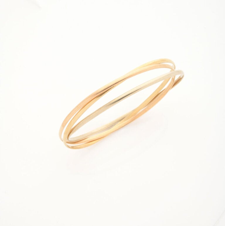 Trois bracelets joncs entrelacés en or (750) trois tons - Poids total : 19.1 g…
