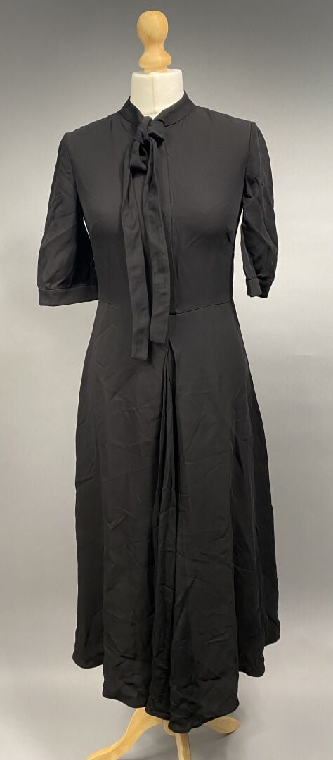 VALENTINO GARAVANI - Robe longue à manches courtes en soie noire, col orné d'un…