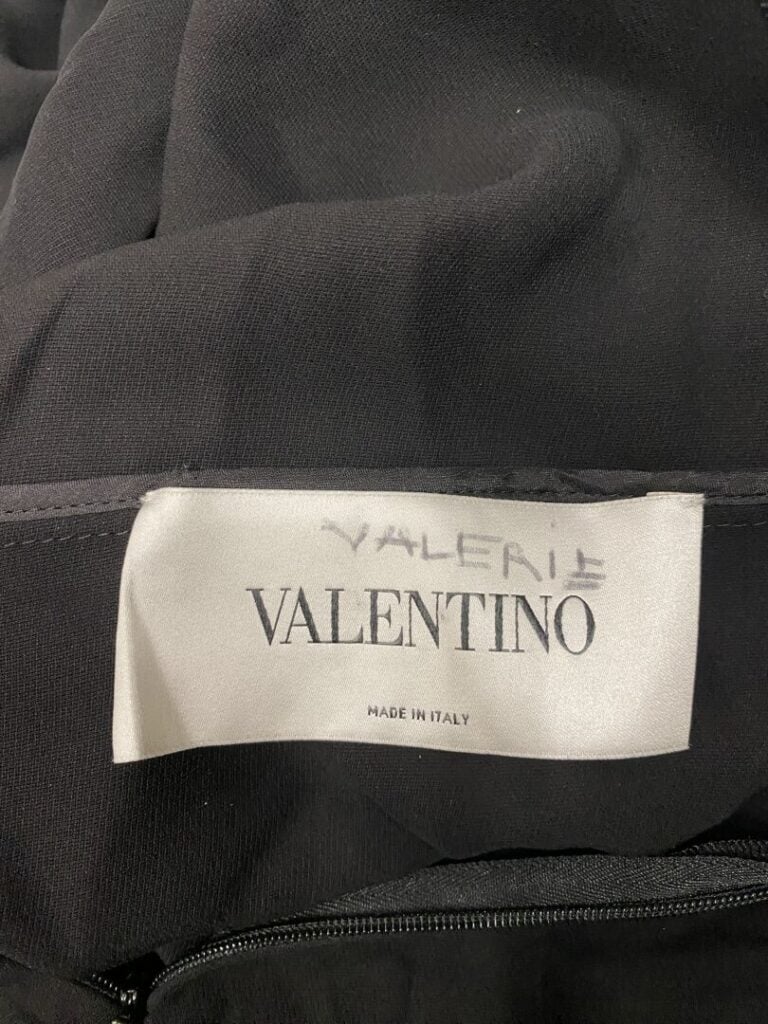 VALENTINO GARAVANI - Robe longue à manches courtes en soie noire, col orné d'un…