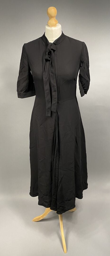 VALENTINO GARAVANI - Robe longue à manches courtes en soie noire, col orné d'un…