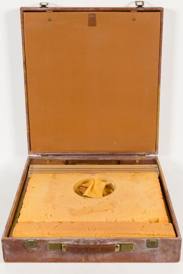 VALISE DES NOUVEAUX RÉALISTES, 1973 - Valise gainée de cuir, composée d'un ense…