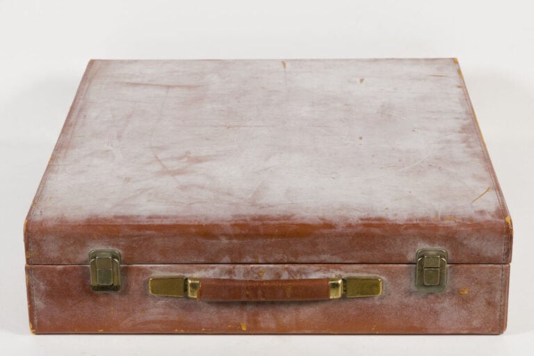 VALISE DES NOUVEAUX RÉALISTES, 1973 - Valise gainée de cuir, composée d'un ense…