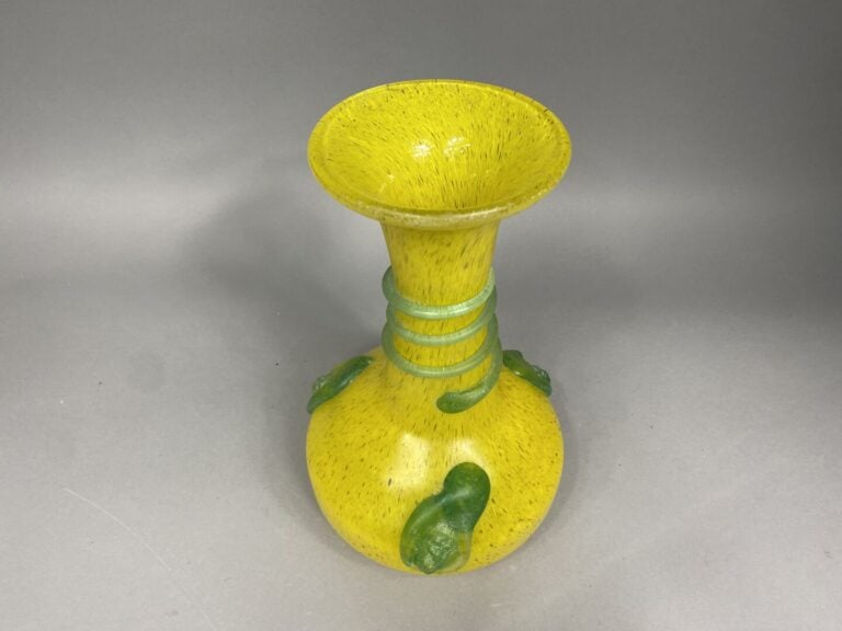 Vase balustre en verre à décor appliqué de verre soufflé dans les tons vert et…