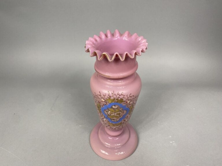 Vase balustre en verre opalin rose à décor de motifs floraux en réserve - H : 2…