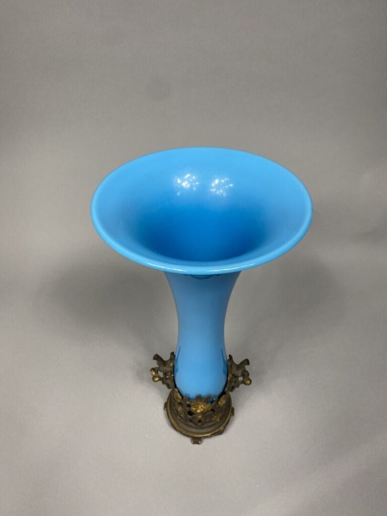 Vase cornet en opaline bleue, monture en bronze partiellement doré à décor ajou…