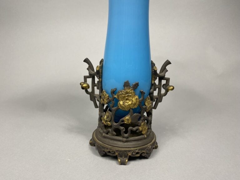 Vase cornet en opaline bleue, monture en bronze partiellement doré à décor ajou…