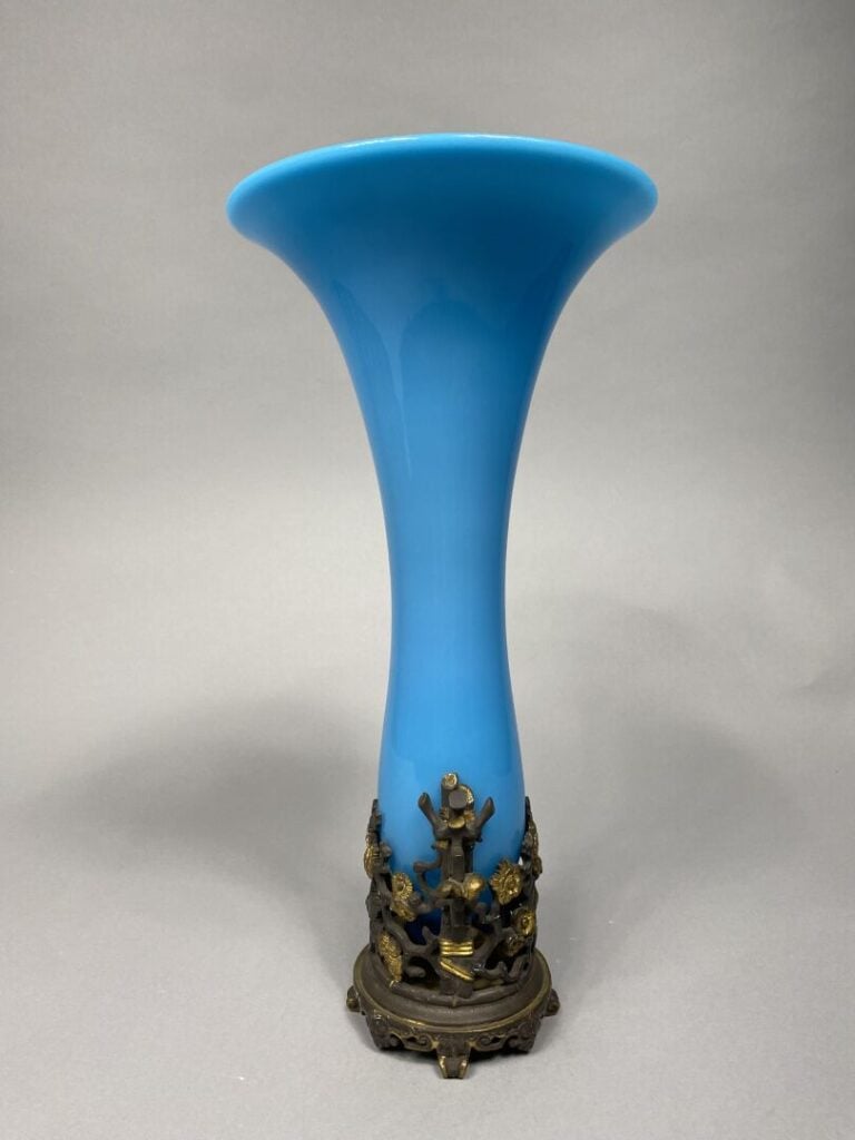 Vase cornet en opaline bleue, monture en bronze partiellement doré à décor ajou…