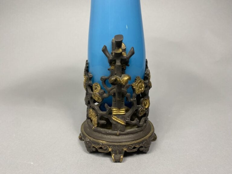 Vase cornet en opaline bleue, monture en bronze partiellement doré à décor ajou…