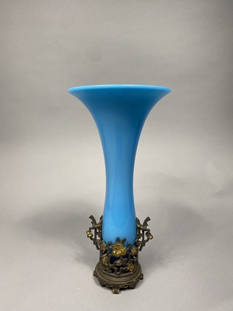 Vase cornet en opaline bleue, monture en bronze partiellement doré à décor ajou…
