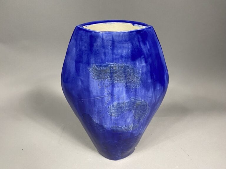 Vase en céramique émaillée craquelée dans les tons bleu à décor incisé d'un jou…