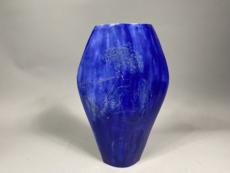 Vase en céramique émaillée craquelée dans les tons bleu à décor incisé d'un jou…