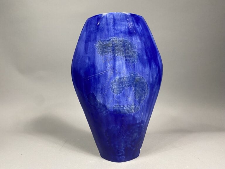 Vase en céramique émaillée craquelée dans les tons bleu à décor incisé d'un jou…