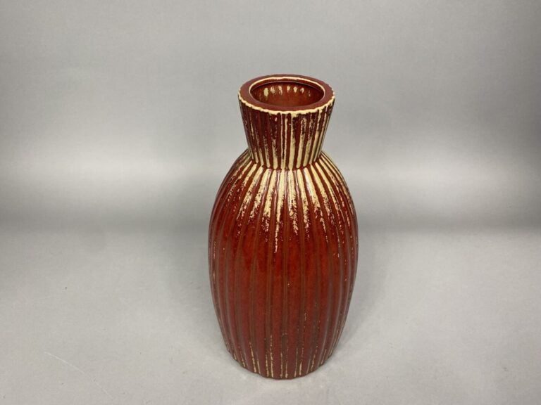 Vase en grès émaillé rouge flammé à bords côtelés - H : 37 cm