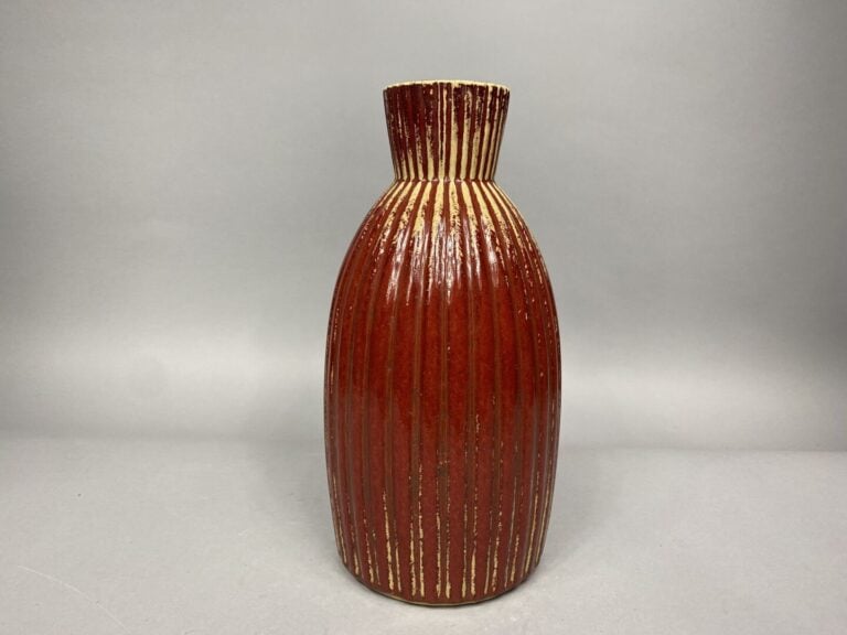 Vase en grès émaillé rouge flammé à bords côtelés - H : 37 cm