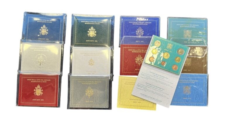 Vatican - Euros - Lot de treize Série UNC du vatican comprenant : - -La Série 2…