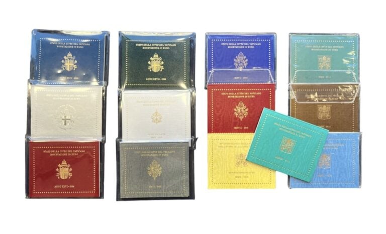 Vatican - Euros - Lot de treize Série UNC du vatican comprenant : - -La Série 2…