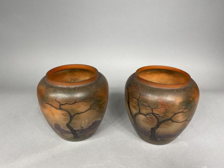 VERRERIE DE LEUNE (1861-1930) - Paire de vases de forme boule en verre à décor…