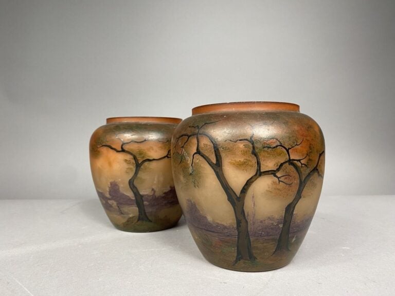 VERRERIE DE LEUNE (1861-1930) - Paire de vases de forme boule en verre à décor…