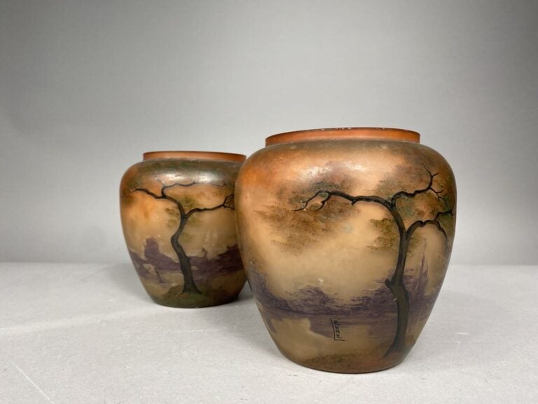 VERRERIE DE LEUNE (1861-1930) - Paire de vases de forme boule en verre à décor…