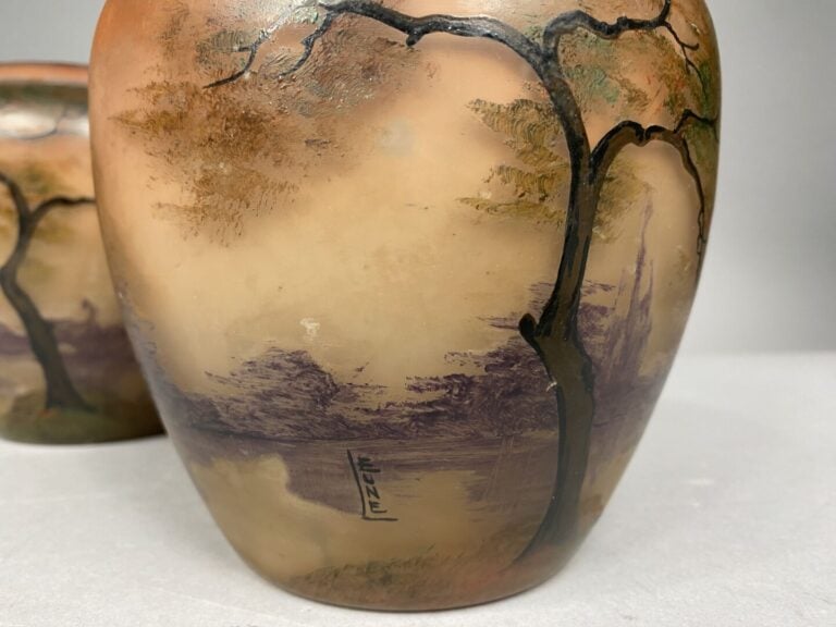 VERRERIE DE LEUNE (1861-1930) - Paire de vases de forme boule en verre à décor…