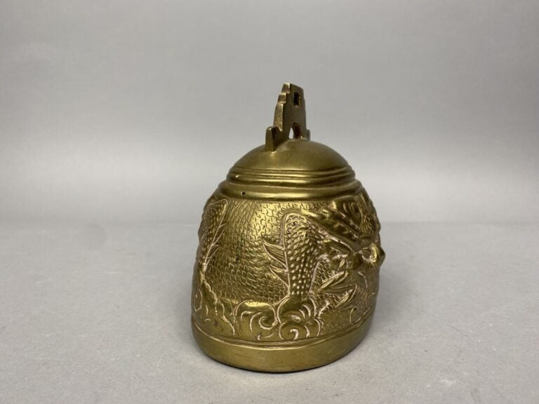 Vietnam - Cloche en bronze doré à décor de têtes de dragons parmi volutes nuage…