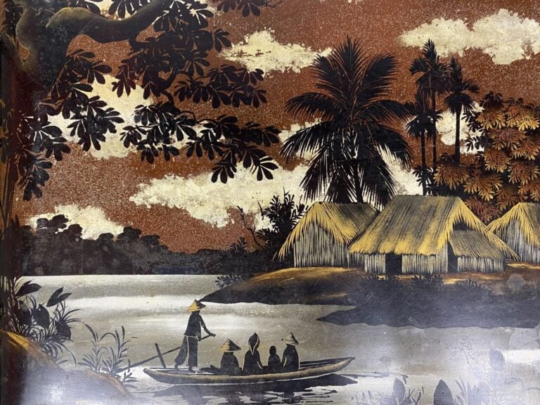 Vietnam - Coiffeuse/boite à musique en bois laqué à riche décor de paysages et…
