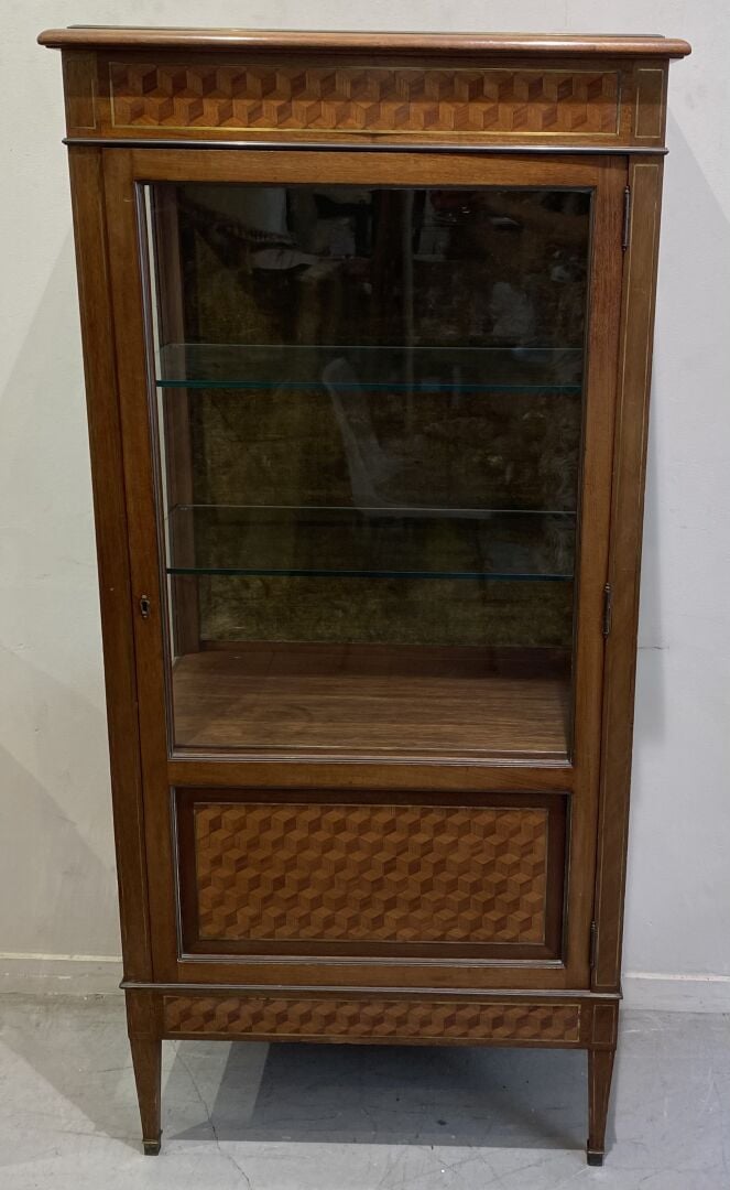 Vitrine en bois de placage ouvrant à une porte en façade à décor d'une marquete…