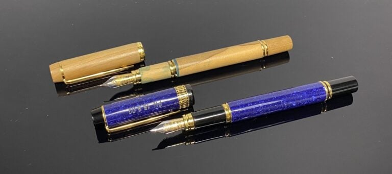 WATERMAN - Deux stylos plulme modèle "Idéal", le corps en bois ou résine imitat…