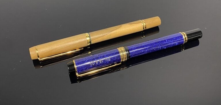WATERMAN - Deux stylos plulme modèle "Idéal", le corps en bois ou résine imitat…