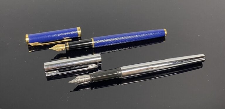 WATERMAN - Deux stylos plume, l'un en métal doré à décor bleu guilloché, l'autr…