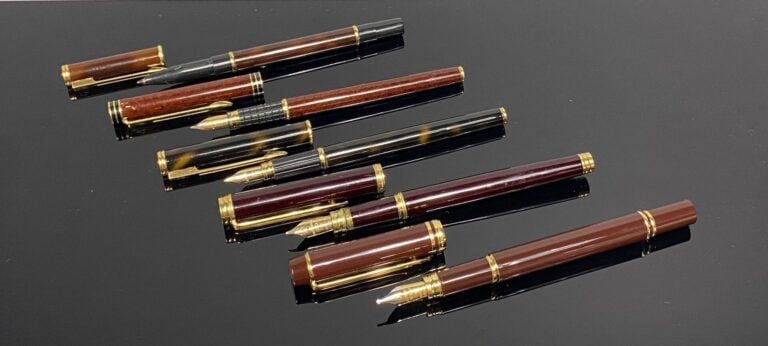 WATERMAN - Lot de 4 stylos plume dont modèle "Idéal" à décor laqué marron, imit…