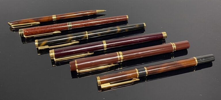 WATERMAN - Lot de 4 stylos plume dont modèle "Idéal" à décor laqué marron, imit…