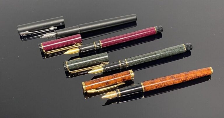 WATERMAN - Lot de 7 stylos plume en métal laqué façon bois ou lapis, et divers…