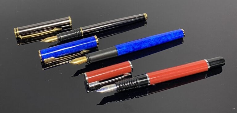 WATERMAN - Lot de 7 stylos plume en métal laqué façon bois ou lapis, et divers…
