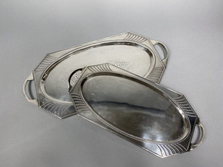 WMF - Ensemble de deux plateaux à pans coupés dans le style art déco à décor de…