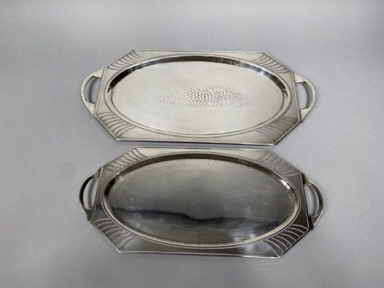 WMF - Ensemble de deux plateaux à pans coupés dans le style art déco à décor de…