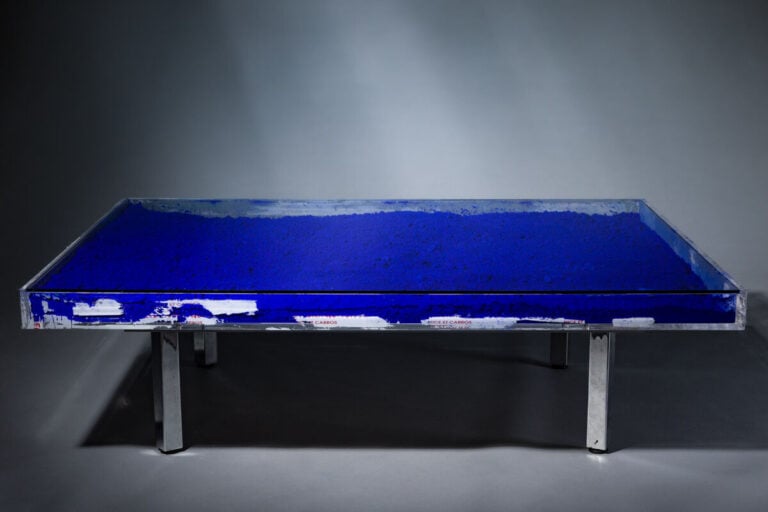 YVES KLEIN (1928-1962) D'APRÈS - Table IKB, 1963 - Table basse en plexiglas et…