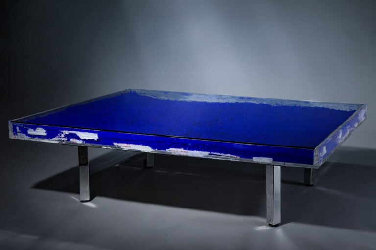 YVES KLEIN (1928-1962) D'APRÈS - Table IKB, 1963 - Table basse en plexiglas et…