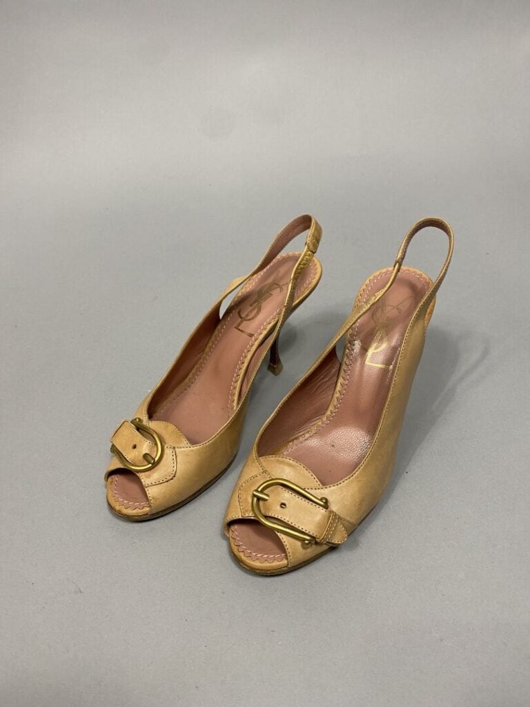 Yves SAINT LAURENT - Lot de deux paires comprenant : - - Paire de sandales à ta…