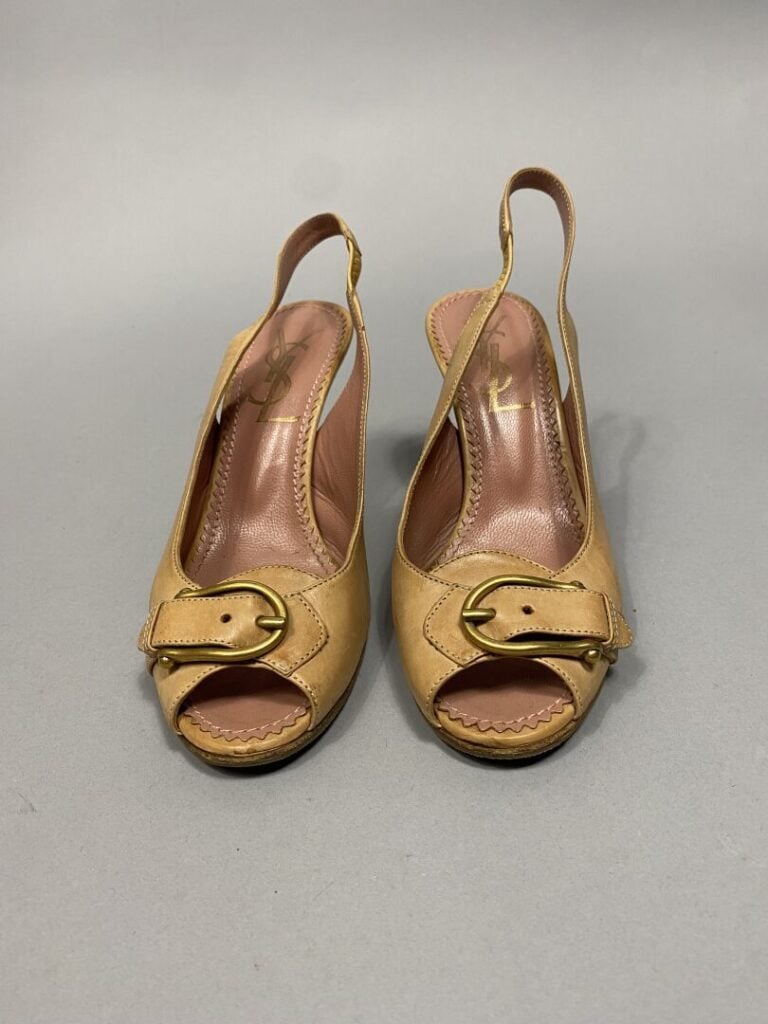 Yves SAINT LAURENT - Lot de deux paires comprenant : - - Paire de sandales à ta…